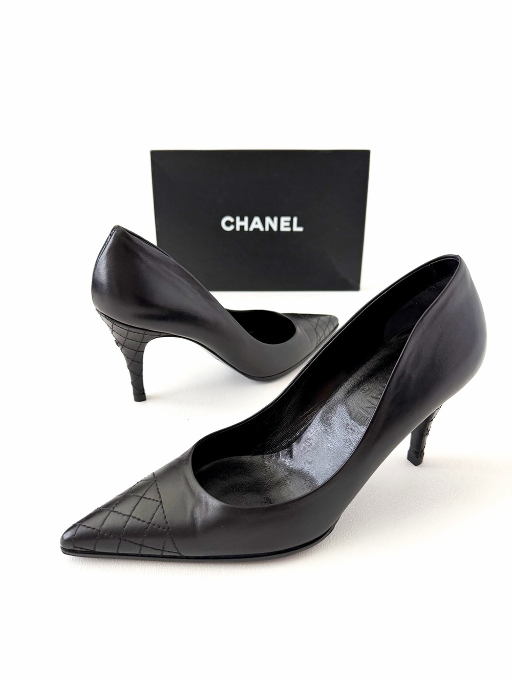 CHANEL | Black Quilted Leather Pointed Toe Pumps CC Logo Heels‎ Size EU 39